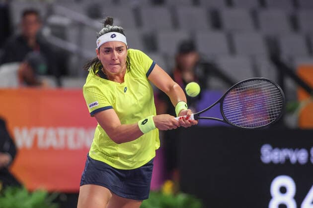 Sport Bilder des Tages FORT WORTH, TX - OCTOBER 31: Ons Jabeur (TUN) hits a backhand during the WTA, Tennis Damen Finals on October 31, 2022 at Dickies Arena in Fort Worth, TX. (Photo by George Walker Icon Sportswire) TENNIS: OCT 31 WTA Finals Icon221031052
