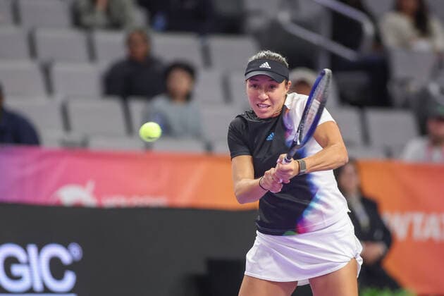 FORT WORTH, TX - OCTOBER 31: Jessica Pegula (USA) hits a backhand during the WTA, Tennis Damen Finals on October 31, 2022 at Dickies Arena in Fort Worth, TX. (Photo by George Walker Icon Sportswire) TENNIS: OCT 31 WTA Finals Icon221031076