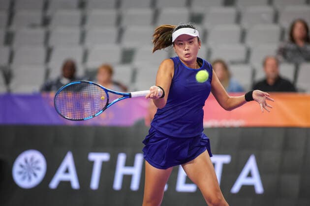 FORT WORTH, TX - OCTOBER 31: Yang Zhaoxuan (CHN) hits a forehand during the WTA, Tennis Damen Finals on October 31, 2022 at Dickies Arena in Fort Worth, TX. (Photo by George Walker Icon Sportswire) TENNIS: OCT 31 WTA Finals Icon221031079
