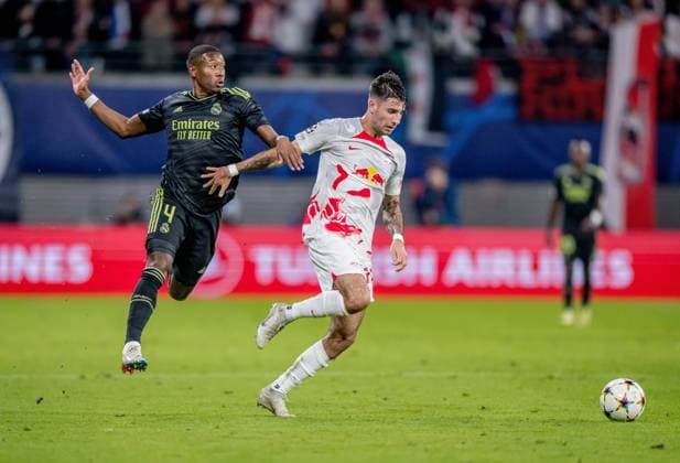 Leipzigs Dominik Szoboszlai against Reals David Alaba Football Champions League, preliminary round 5 Matchday RB Leipzig Real Madrid FC 3 2 25 October 2022 Leipzig, Red Bull Arena RB Leipzig Real Madrid 3 2