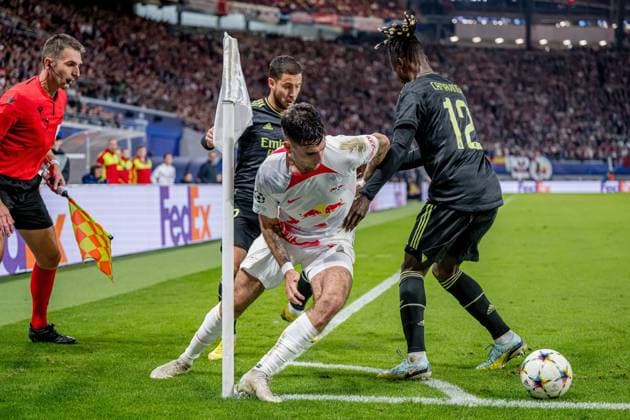 Leipzigs Dominik Szoboszlai against Reals Eduardo Camavinga and Eden Hazard Football Champions League, preliminary round Matchday 5 RB Leipzig Real Madrid FC 3 2 25 October 2022 Leipzig, Red Bull Arena RB Leipzig Real Madrid 3 2
