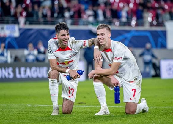 Leipzigs team during the final cheer, here Dominik Szoboszlai and Dani Olmo Football Champions League, preliminary round 5 Matchday RB Leipzig Real Madrid FC 3 2 25 October 2022 Leipzig, Red Bull Arena RB Leipzig Real Madrid 3 2