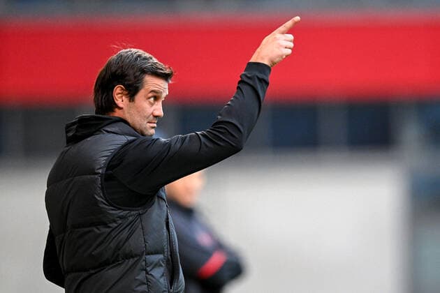 Coach Cristian Chivu Headcoch, Coach, Inter Milan gives instructions, gestures, gesturing with arms, gives instructions, gesticulate frame, action, Action, 01 11 2022, Munich Germany , Football, UEFA Youth League , FC Bayern Munich U19 FC Internazionale Milano U19 xslx