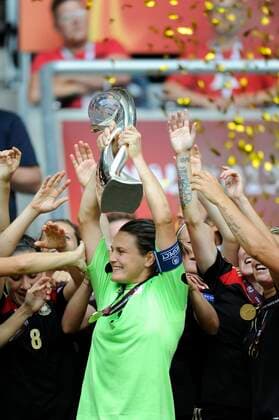 STOCKHOLM 20130608 Germanys goalkeeper and player of the match Nadine Angerer with the trophy after winning the European Championship football final between Germany and Norway at Friends Arena in Solna, Stockholm, on Sunday STOCKHOLM SWEDEN Football x10400x  Copyright: xERIKxMARTENSSONx xTTx DAM-EM 2013 FINAL TYS-NOR