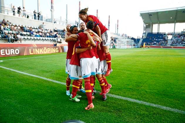 LINKÖPING 20130712 Spains team cheers after their captain Veronica Bouqete starts the match by making it 1 0 for her team in the match against England in the Womens European Football Championship at Linköping arena in Linköping on Friday night LINKÖPING SWEDEN Football x60160x  Copyright: xStefanxJerrevangx xTTx DAM-EM 2013 ENG-SPA