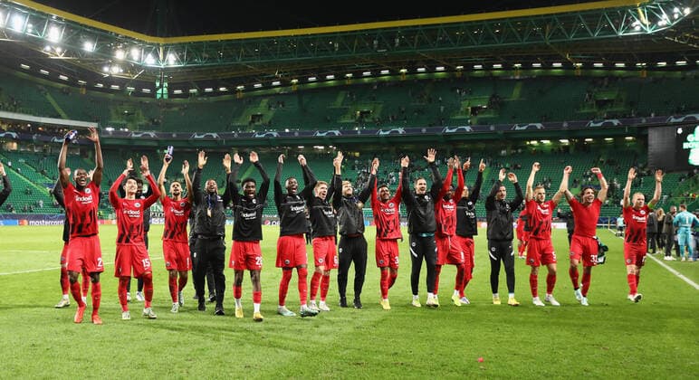 01 11 2022, football UEFA Champions League, group D, Sporting Lisbon Eintracht Frankfurt, emonline, emspor, v l , players celebrate with fans after the match DFL DFB REGULATES PROHIBIT ANY USE OF PHOTOGRAPHS AS IMAGE SEQUENCES AND OR QUASI VIDEO xdcx Copyright: HMBxMedia