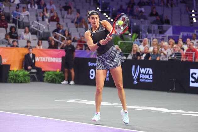 FORT WORTH, TX - NOVEMBER 01: Caroline Garcia (FRA) hits a backhand during the WTA, Tennis Damen Finals on November 1, 2022 at Dickies Arena in Fort Worth, TX. (Photo by George Walker Icon Sportswire) TENNIS: NOV 01 WTA Finals Icon221101042