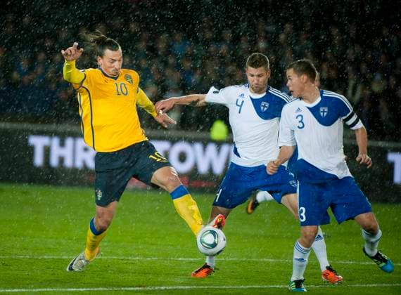 HELSINGFORS 2011 10 07 Swedens Zlatan Ibrahimovic battles for the ball with Finlands Joona Toivio and Niklas Moisander in Fridays Euro 2012 qualifying football match between Finland and Sweden at the Olympiastadion in Helsinki Sweden won by 1 2 Photo Jonas Ekströmer SCANPIX Code 10030 HELSINGFORS FINLAND x10030x  Copyright: xJONASxEKSTRÖMERx xTTx EM-KVAL 2011 FIN-SVE
