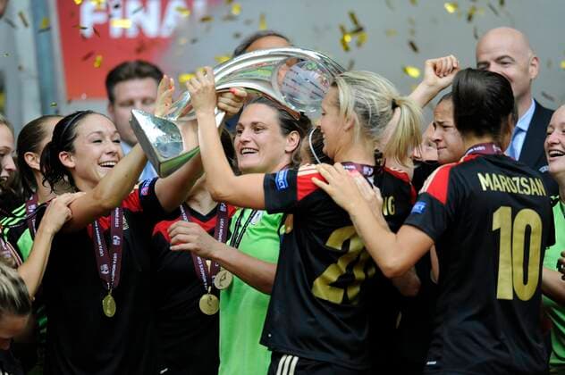 STOCKHOLM 20130608 Germanys goalkeeper and player of the match Nadine Angerer with the European Championship trophy after winning the European Championship football final between Germany and Norway at Friends Arena in Solna, Stockholm, on Sunday STOCKHOLM SWEDEN Football x10400x  Copyright: xERIKxMARTENSSONx xTTx DAM-EM 2013 FINAL TYS-NOR