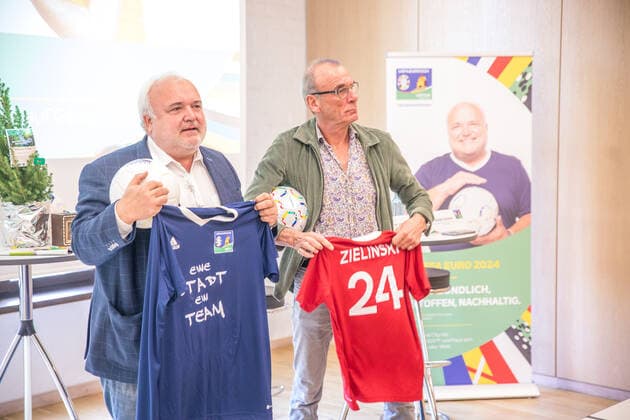 The organizers of the Leipzig site today announced the brand ambassadors for the venue Leipzig for the UEFA European Championship 2024 In addition to the previously announced zoo director Jörg Junhold, the co-trainer at RB Leipzig Antje Mittag and the dramaturg, director and director Jürgen Zielinski Antje Mittag was not present at the appointment