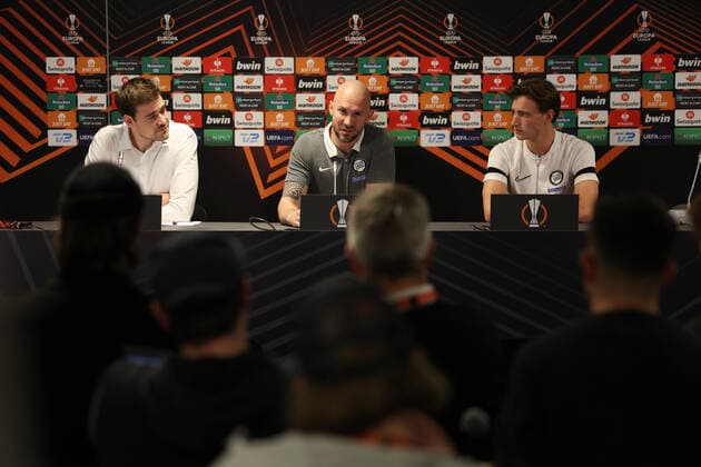 SOCCER - UEFA EL, Midtjylland vs Sturm HERNING,DENMARK,02.NOV.22 - SOCCER - UEFA Europa League, group stage, FC Midtjylland vs SK Sturm Graz, preview, press conference, PK, Pressekonferenz Sturm. Image shows press speaker Stefan Haller, head coach Christian Ilzer and William Boeving (Sturm). GEPAxpictures xChrisxBauer