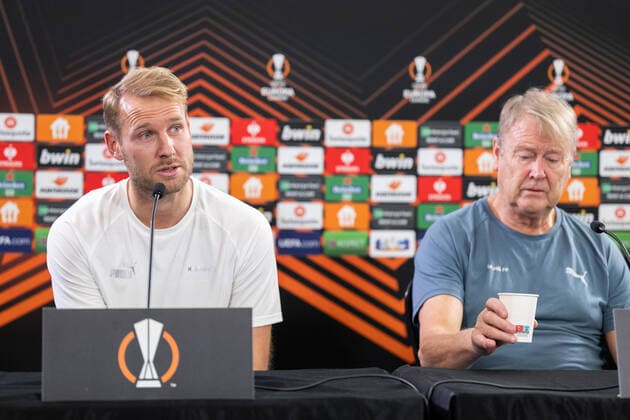 221102 Ola Toivonen and head coach Age Hareide during a press conference with Malmö FF on November 2, 2022 in Braga Photo Petter Arvidson BILDBYRAN code PA PA0429 football football soccer fotball uefa europa league press conference press conference malmö ff bbeng,  Copyright: PETTERxARVIDSON BB221102PA108