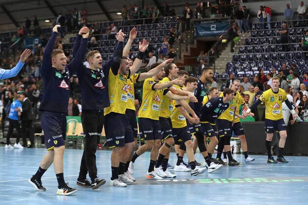 Sport Themen der Woche KW44 Sport Bilder des Tages SC DHfK Leipzig vs. Rhein-Neckar Loewen, DHB-Pokal, 02.11.22 Handball, DHB-Pokal 2022 2023, 2. Runde: SC DHfK Leipzig vs. Rhein-Neckar Loewen am 02.11.22 in der Quarterback Immobilien Arena Leipzig. Im Bild: Das Team der Rhein-Neckar Loewen bejubelt den Sieg. *** SC DHfK Leipzig vs Rhein Neckar Loewen, DHB Cup, 02 11 22 Handball, DHB Cup 2022 2023, 2 round SC DHfK Leipzig vs Rhein Neckar Loewen on 02 11 22 in the Quarterback Real Estate Arena Leipzig In the picture The team of Rhein Neckar Loewen celebrates the victory Copyright: xBEAUTIFULxSPORTS JanxKaeferx