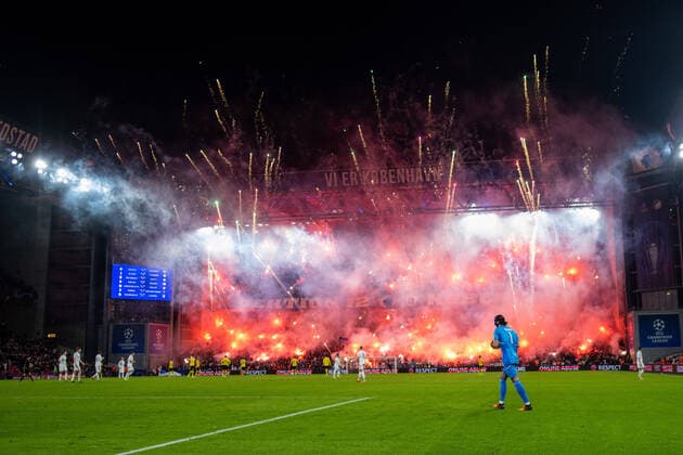 Bilder des Jahres, Sport 11 November Sport Themen der Woche KW44 Sport Bilder des Tages Pyroshow der Ultras Sektion 12 mit Bengalos und Raketen, DEN, FC Kopenhagen vs. Borussia Dortmund, UEFA Champions League, 6. Spieltag Gruppe G, Spielzeit 2022 2023, 02.11.2022 DFB DFL regulations prohibit any use of photographs as image sequences and or quasi-video DEN, FC Kopenhagen vs. Borussia Dortmund, UEFA Champions League, 6. Spieltag Gruppe G, Spielzeit 2022 2023, 02.11.2022 Kopenhagen *** Pyroshow of Ultras Section 12 with Bengalos and rockets, DEN, FC Copenhagen vs Borussia Dortmund, UEFA Champions League, Matchday 6 Group G, Season 2022 2023, 02 11 2022 DFB DFL regulations prohibit any use of photographs as image sequences and or quasi video DEN, FC Copenhagen vs Borussia Dortmund, UEFA Champions League, Matchday 6 Group G, Season 2022 2023, 02 11 2022 Copenhagen Copyright: xEibner Memmlerx EP_MMR
