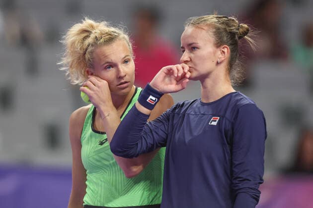 FORT WORTH, TX - NOVEMBER 02: Katerina Siniakova (CZE) and Barbora Krejcikova (CZE) discuss strategy during the WTA, Tennis Damen Finals on November 2, 2022 at Dickies Arena in Fort Worth, TX. (Photo by George Walker Icon Sportswire) TENNIS: NOV 02 WTA Finals Icon22110205