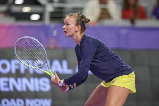 FORT WORTH, TX - NOVEMBER 02: Barbora Krejcikova (CZE) receives serve during the WTA, Tennis Damen Finals on November 2, 2022 at Dickies Arena in Fort Worth, TX. (Photo by George Walker Icon Sportswire) TENNIS: NOV 02 WTA Finals Icon22110211