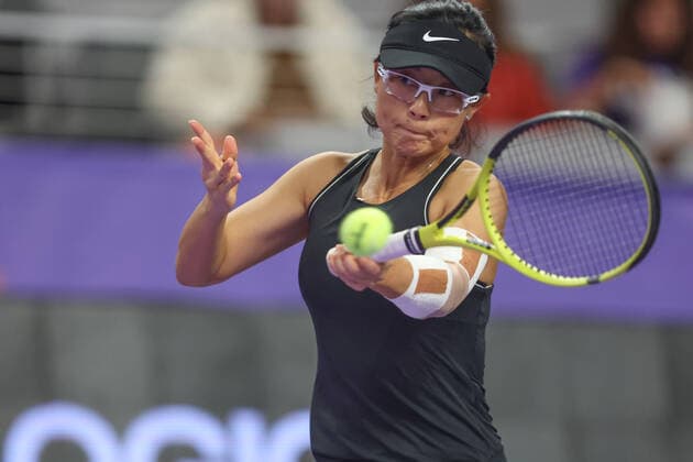 FORT WORTH, TX - NOVEMBER 02: Xu Yifan (CHN) hits a forehand during the WTA, Tennis Damen Finals on November 2, 2022 at Dickies Arena in Fort Worth, TX. (Photo by George Walker Icon Sportswire) TENNIS: NOV 02 WTA Finals Icon22110213