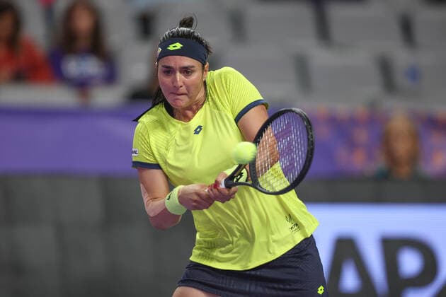 Sport Bilder des Tages FORT WORTH, TX - NOVEMBER 02: Ons Jabeur (TUN) hits a backhand during the WTA, Tennis Damen Finals on November 2, 2022 at Dickies Arena in Fort Worth, TX. (Photo by George Walker Icon Sportswire) TENNIS: NOV 02 WTA Finals Icon22110217