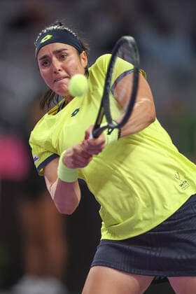 FORT WORTH, TX - NOVEMBER 02: Ons Jabeur (TUN) hits a backhand during the WTA, Tennis Damen Finals on November 2, 2022 at Dickies Arena in Fort Worth, TX. (Photo by George Walker Icon Sportswire) TENNIS: NOV 02 WTA Finals Icon22110219