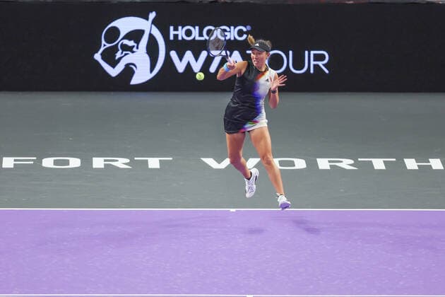 FORT WORTH, TX - NOVEMBER 02: Jessica Pegula (USA) hits a forehand during the WTA, Tennis Damen Finals on November 2, 2022 at Dickies Arena in Fort Worth, TX. (Photo by George Walker Icon Sportswire) TENNIS: NOV 02 WTA Finals Icon22110227