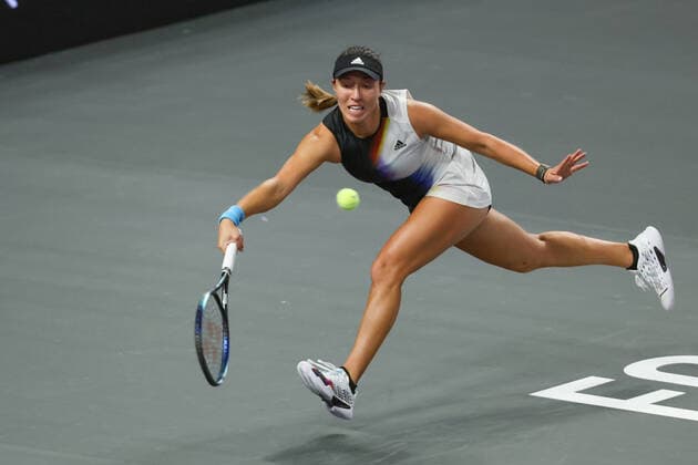 FORT WORTH, TX - NOVEMBER 02: Jessica Pegula (USA) hits a forehand during the WTA, Tennis Damen Finals on November 2, 2022 at Dickies Arena in Fort Worth, TX. (Photo by George Walker Icon Sportswire) TENNIS: NOV 02 WTA Finals Icon22110230