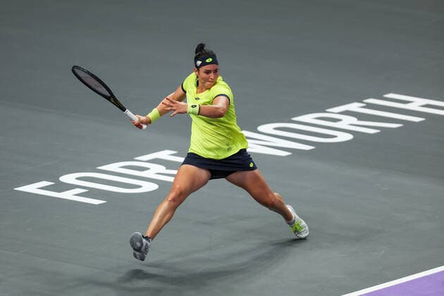 FORT WORTH, TX - NOVEMBER 02: Ons Jabeur (TUN) hits a forehand during the WTA, Tennis Damen Finals on November 2, 2022 at Dickies Arena in Fort Worth, TX. (Photo by George Walker Icon Sportswire) TENNIS: NOV 02 WTA Finals Icon22110231