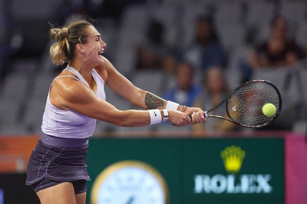 FORT WORTH, TX - NOVEMBER 02: Aryna Sabalenka hits a backhand during the WTA, Tennis Damen Finals on November 2, 2022 at Dickies Arena in Fort Worth, TX. (Photo by George Walker Icon Sportswire) TENNIS: NOV 02 WTA Finals Icon22110234