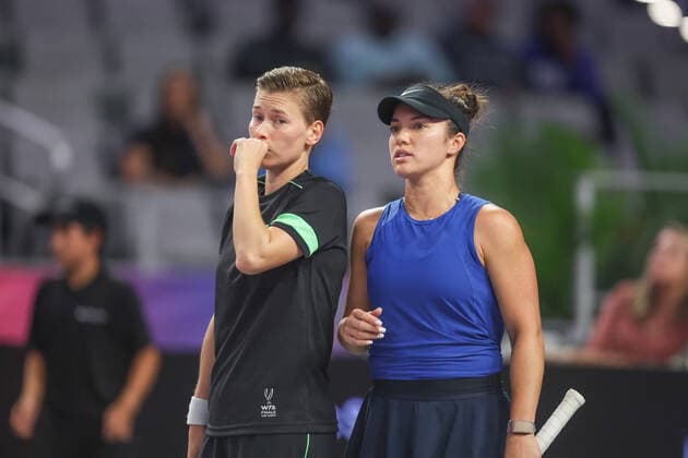 FORT WORTH, TX - NOVEMBER 02: Demi Schuss (NED) and Desirae Krawczyk (USA) discuss strategy during the WTA, Tennis Damen Finals on November 2, 2022 at Dickies Arena in Fort Worth, TX. (Photo by George Walker Icon Sportswire) TENNIS: NOV 02 WTA Finals Icon22110255