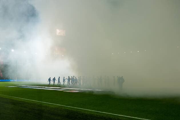 ROTTERDAM Fireworks and smoke during the UEFA Europa League Group F match between Feyenoord and Lazio Roma at Feyenoord Stadion de Kuip on November 3, 2022 in Rotterdam, Netherlands ANP Dutch Height Cor Lasker UEFA Europa League group F 2022 2023 xVIxANPxSportx xCorxLaskerxIVx 457173307 originalFilename: 457173307.jpg