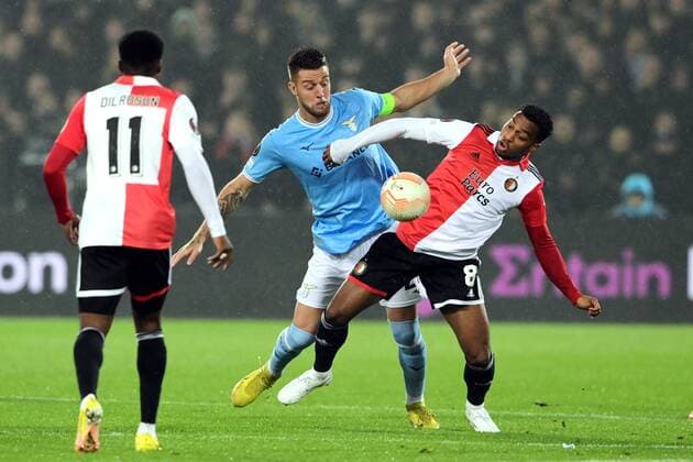 ROTTERDAM lr Sergej Milinkovic Savic of Lazio Roma, Quinten Timber of Feyenoord during the UEFA Europa League Group F match between Feyenoord and Lazio Roma at Feyenoord Stadium de Kuip on November 3, 2022 in Rotterdam, Netherlands ANP OLAF KRAAK UEFA Europa League Group F 2022 2023 xVIxANPxSportx xxANPxIVx 457173564 originalFilename: 457173564.jpg