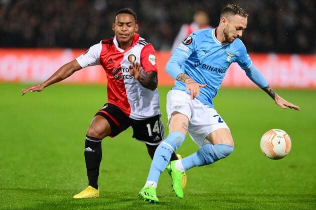 ROTTERDAM lr Igor Paixao of Feyenoord, Manuel Lazzari of Lazio Roma during the UEFA Europa League Group F match between Feyenoord and Lazio Roma at Feyenoord Stadion de Kuip on November 3, 2022 in Rotterdam, Netherlands ANP OLAF KRAAK UEFA Europa League Group F 2022 2023 xVIxANPxSportx xxANPxIVx 457173797 originalFilename: 457173797.jpg