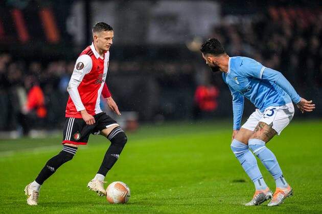 UEFA Europa League: Feyenoord v Lazio Roma Rotterdam - Sebastian Szymanski of Feyenoord, Elseid Hysaj of Lazio Roma during the match between Feyenoord v Lazio Roma at Stadion Feijenoord De Kuip on 3 November 2022 in Rotterdam, The Netherlands. Copyright: xYannickxVerhoevenx