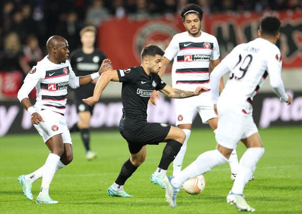 SOCCER - UEFA EL, Midtjylland vs Sturm HERNING,DENMARK,03.NOV.22 - SOCCER - UEFA Europa League, group stage, FC Midtjylland vs SK Sturm Graz. Image shows Edward Chilufya (Midtjylland) and Jusuf Gazibegovic (Sturm).  GEPAxpictures xChrisxBauer