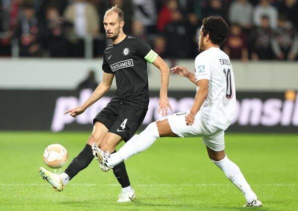 SOCCER - UEFA EL, Midtjylland vs Sturm HERNING,DENMARK,03.NOV.22 - SOCCER - UEFA Europa League, group stage, FC Midtjylland vs SK Sturm Graz. Image shows Jon Gorenc-Stankovic (Sturm) and Evander (Midtjylland).  GEPAxpictures xChrisxBauer