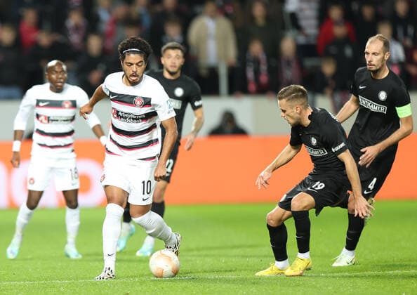 SOCCER - UEFA EL, Midtjylland vs Sturm HERNING,DENMARK,03.NOV.22 - SOCCER - UEFA Europa League, group stage, FC Midtjylland vs SK Sturm Graz. Image shows Evander (Midtjylland) and Tomi Horvat (Sturm).  GEPAxpictures xChrisxBauer