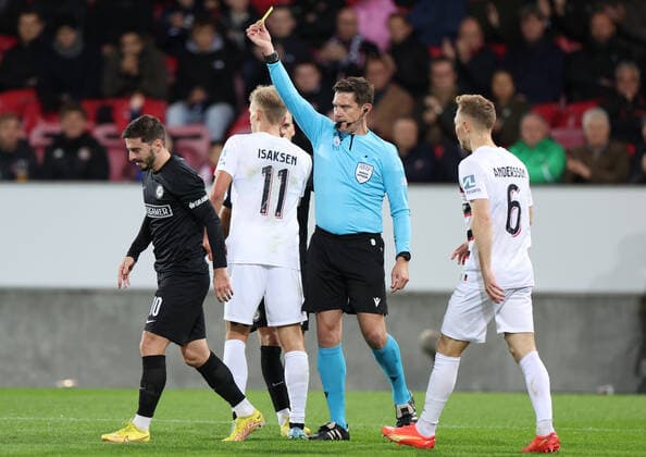 SOCCER - UEFA EL, Midtjylland vs Sturm HERNING,DENMARK,03.NOV.22 - SOCCER - UEFA Europa League, group stage, FC Midtjylland vs SK Sturm Graz. Image shows Otar Kiteishvili (Sturm), Gustav Isaksen (Midtjylland), referee Matej Jug (SVN) and Joel Andersson (Midtjylland).  GEPAxpictures xChrisxBauer