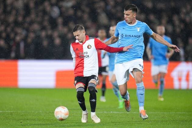 ROTTERDAM, 03-11-2022, Stadium de Kuip, the UEFA Europa League Feyenoord - Lazio Roma, Feyenoord player Sebastian Szymanski, Lazio player Nicolo Casale Feyenoord - Lazio  x19132331x Copyright: