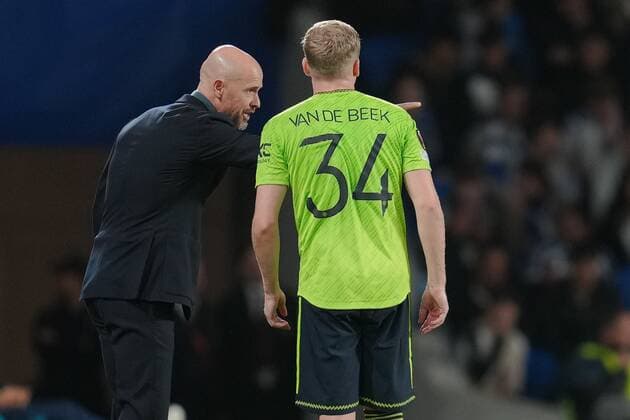 Mandatory Credit: Photo by Bagu Blanco Pressinphoto Shutterstock (13607020bb) Donny Van de Beek and Manchester United, ManU head coach Erik ten Hag Real Sociedad v Manchester United, UEFA Europa League, Group C, date 4. Football, Reale Arena Stadium, San Sebastian, Spain - 3 Nov 2022 Editorial use only Real Sociedad v Manchester United, UEFA Europa League, Group C, date 4. Football, Reale Arena Stadium, San Sebastian, Spain - 3 Nov 2022 Editorial use only Copyright: xBaguxBlanco Pressinphoto Shutterstockx 13607020bb