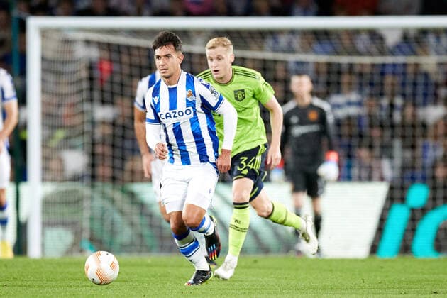 November 3, 2022, SAN SEBASTIAN, GUIPUZCOA, SPAIN: Martin Zubimendi of Real Sociedad competes for the ball with Donny van de Beek of Manchester United, ManU during the UEFA Europa League group E match between Real Sociedad and Manchester United at Reale Arena on November 3, 2022, in San Sebastian, Spain. SAN SEBASTIAN SPAIN - ZUMAa181 20221103_zaa_a181_008 Copyright: xRicardoxLarreinax