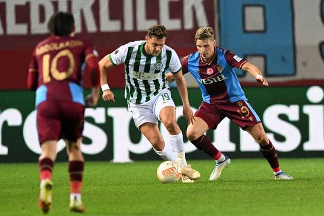 TRABZON lr Abdulkadir Omur of Trabzonspor AS,m Balint Vecsei of Ferencvaros TC, Jens Stryger Larsen of Trabzonspor AS during the UEFA Europa League Group H match between Trabzonspor AS and Ferencvaros at Senol Gunes Stadium on November 3, 2022 in Trabzon, Turkey ANP Dutch Height Gerrit van Keulen UEFA Europa League Group H 2022 2023 xVIxANPxSportx xGerritxvanxKeulenxIVx 457175500 originalFilename: 457175500.jpg