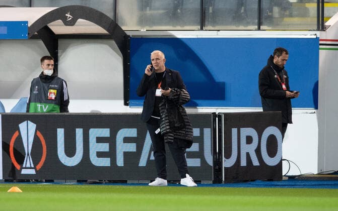 Football, Men, 2022 2023 season, Europa League group stage, Group D, Matchday 6 , Royale Union Saint Gilloise 1 FC Union Berlin, President Dirk Zingler 1 FC Union Berlin talks on the phone before the match, 03 11 2022, Copyright: xSebastianxRäppold MatthiasxKochx