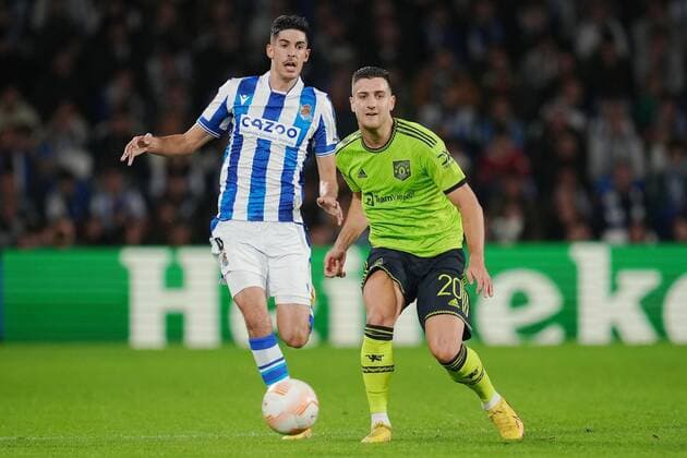 Mandatory Credit: Photo by Bagu Blanco Pressinphoto Shutterstock (13607020bf) Diogo Dalot of Manchester United, ManU and Carlos Fernandez of Real Sociedad Real Sociedad v Manchester United, UEFA Europa League, Group C, date 4. Football, Reale Arena Stadium, San Sebastian, Spain - 3 Nov 2022 Editorial use only Real Sociedad v Manchester United, UEFA Europa League, Group C, date 4. Football, Reale Arena Stadium, San Sebastian, Spain - 3 Nov 2022 Editorial use only  Copyright: xBaguxBlanco Pressinphoto Shutterstockx 13607020bf