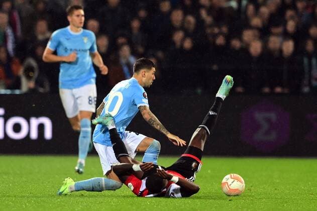 ROTTERDAM lr Luis Alberto of Lazio Roma, Lutsharel Geertruida of Feyenoord during the UEFA Europa League Group F match between Feyenoord and Lazio Roma at Feyenoord Stadium de Kuip on November 3, 2022 in Rotterdam, Netherlands ANP OLAF KRAAK UEFA Europa League group F 2022 2023 xVIxANPxSportx xxANPxIVx 457176088 originalFilename: 457176088.jpg
