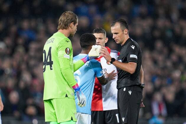 ROTTERDAM, 03-11-2022, Stadium de Kuip, the UEFA Europa League Feyenoord - Lazio Roma, Lazio Roma goalkeeper Ivan Provedel, referee Irfan Peljto Feyenoord - Lazio  x19132529x Copyright: