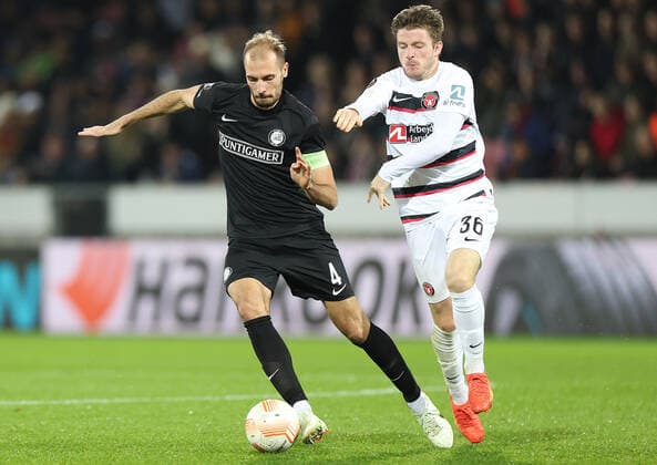 SOCCER - UEFA EL, Midtjylland vs Sturm HERNING,DENMARK,03.NOV.22 - SOCCER - UEFA Europa League, group stage, FC Midtjylland vs SK Sturm Graz. Image shows Jon Gorenc-Stankovic (Sturm) and Anders Dreyer (Midtjylland).  GEPAxpictures xChrisxBauer