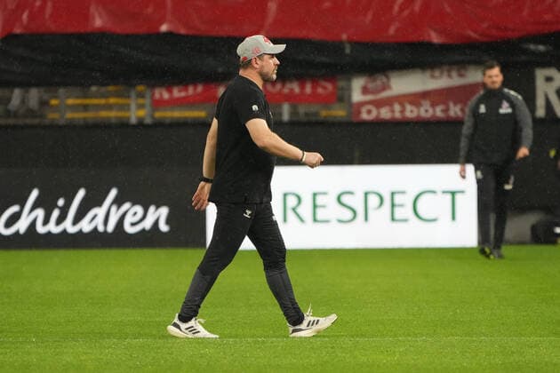 GER, Europa Conference League, Group Stage, Matchday 6, 1 FC Koeln GER vs OGC Nice FRA 03 11 2022, Rheinenergie Stadion, Koeln, GER, Europa Conference League, Group Stage, Matchday 6, 1 FC Koeln GER vs OGC Nice FRA , in picture Steffen Baumgart coach, head coach 1 FC Koeln , testing the turf nordphotoxGmBHx xMeuter nph00351