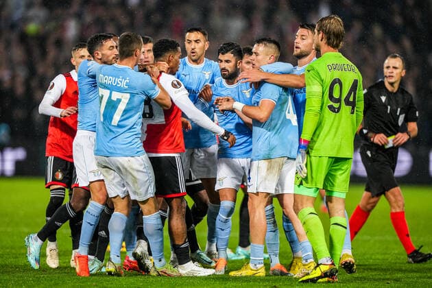 UEFA Europa League: Feyenoord v Lazio Roma Rotterdam - A fight during the match between Feyenoord v Lazio Roma at Stadion Feijenoord De Kuip on 3 November 2022 in Rotterdam, The Netherlands. Copyright: xTomxBodex