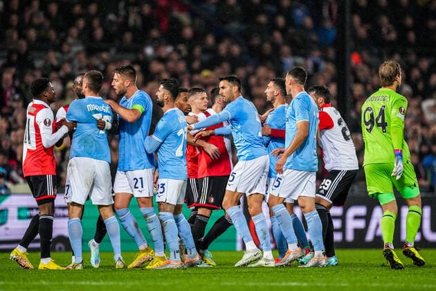 Sport Bilder des Tages UEFA Europa League: Feyenoord v Lazio Roma Rotterdam - A fight during the match between Feyenoord v Lazio Roma at Stadion Feijenoord De Kuip on 3 November 2022 in Rotterdam, The Netherlands. Copyright: xYannickxVerhoevenx
