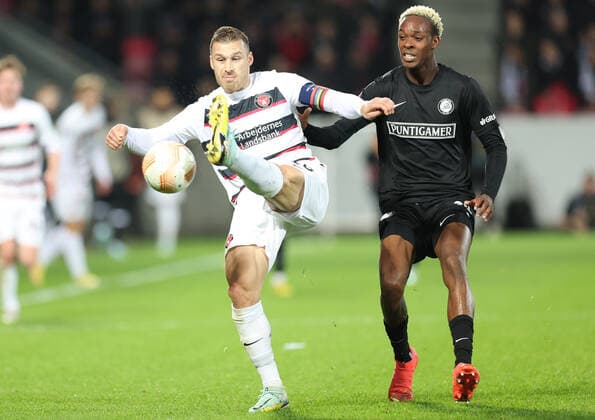 SOCCER - UEFA EL, Midtjylland vs Sturm HERNING,DENMARK,03.NOV.22 - SOCCER - UEFA Europa League, group stage, FC Midtjylland vs SK Sturm Graz. Image shows Erik Sviatchenko (Midtjylland) and Emanuel Emegha (Sturm).  GEPAxpictures xChrisxBauer