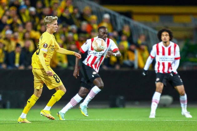 The group stage match in Europe leauge 2022 2023 Bodo Glimt PSV Bodo 20221103 The home teams Albert Gronbaek t v in action in the group stage match in Europe leauge 2022 2023 between Bodo Glimt and PSV Eindhoven Photo Mats Torbergsen NTB Bodo Norway  Copyright: xMatsxTorbergsenx xNTBx EDITORIAL USE ONLY. RESTRICTED USE FOR BETTING COMPANIES